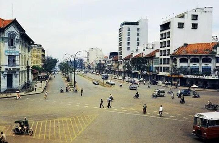 Tỏa Sáng Trên Mạng Xã Hội: Chuyên Gia Trang Điểm & Hotspot Matrix