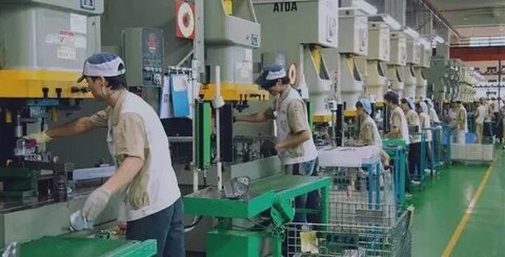 1. Áo hai dây bản mảnh: Áo hai dây bản mảnh tuy nhiên là một trong những mẫu áo khó
